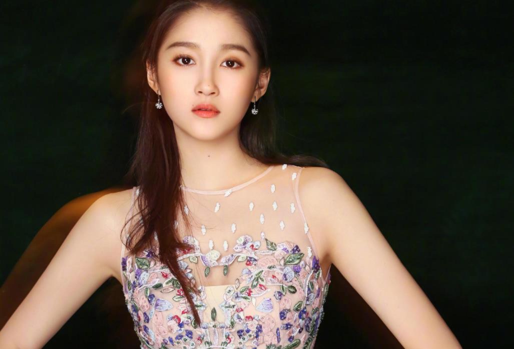 关晓彤|她回归了,关晓彤“国民闺女”地位或将不保,曾是释小龙CP女友