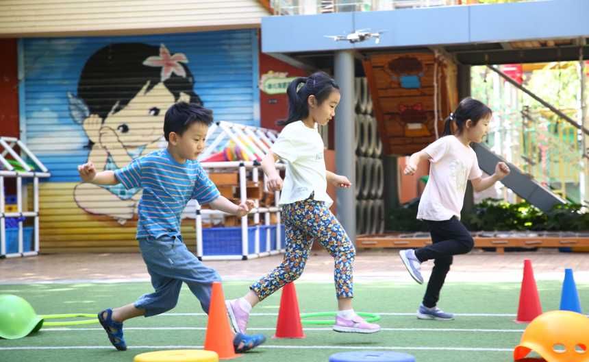 雷七有料|送孩子上幼儿园不是越早越好，要看孩子的表现，适不适合送到里面