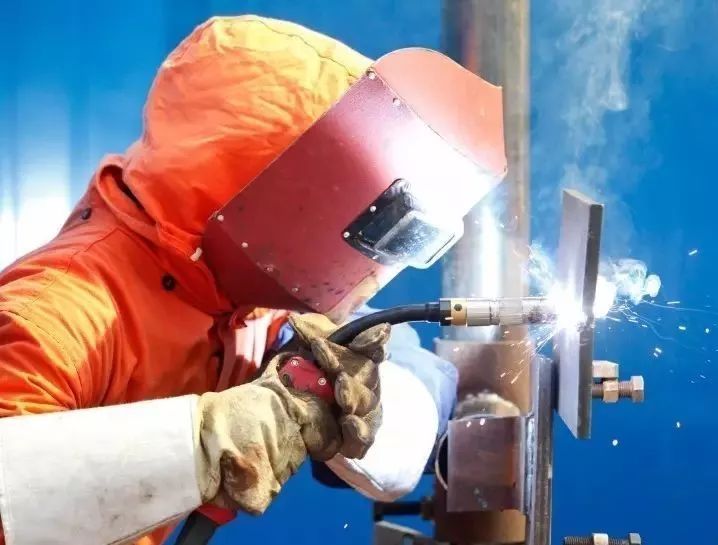 聆听星空在歌唱 电焊工作业应掌握的防触电措施
