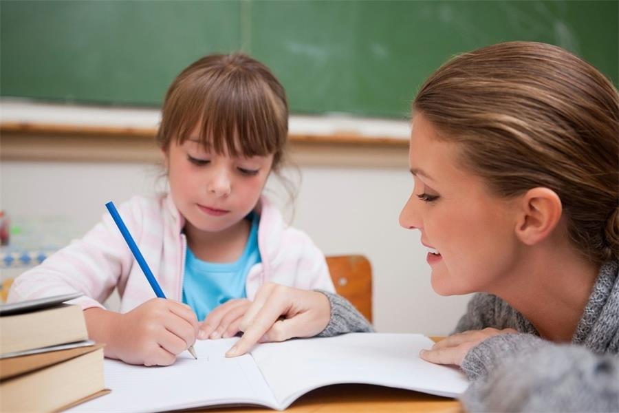 雷七趣说|辅导孩子作业，想要避开“鸡飞狗跳”的场面，父母就别心急