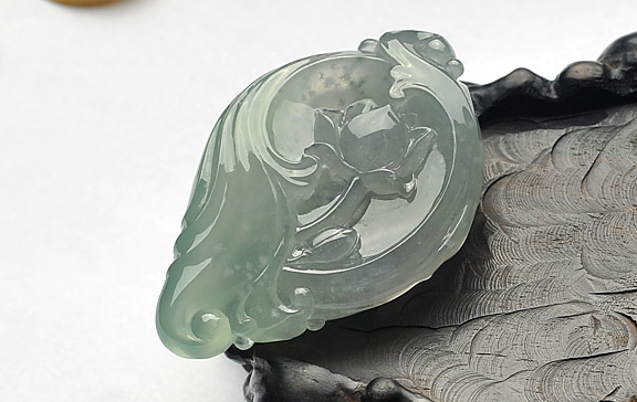 博物馆|不知道佩戴什么样的翡翠饰品，就去挑选翡翠手镯吧，好看还有意义