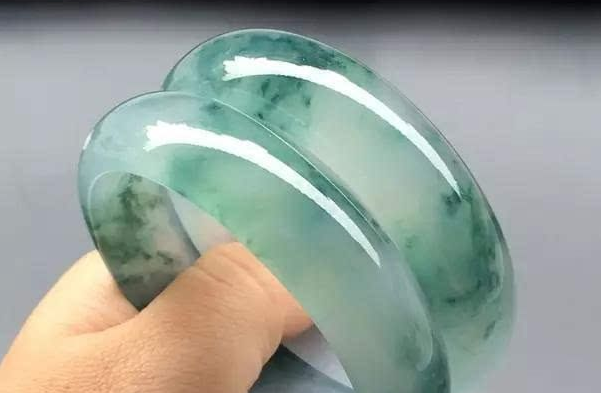 翡翠|没有雕刻的翡翠饰品就不值钱？你错了，这样的料子本身就很珍贵