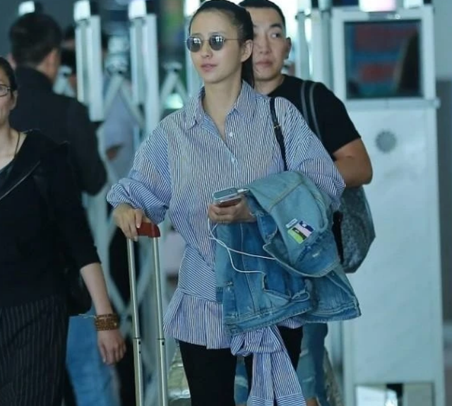 欧阳奋强|佟丽娅离婚后出席活动！穿抹胸裙秀白皙香肩，红唇妩媚姿势撩人