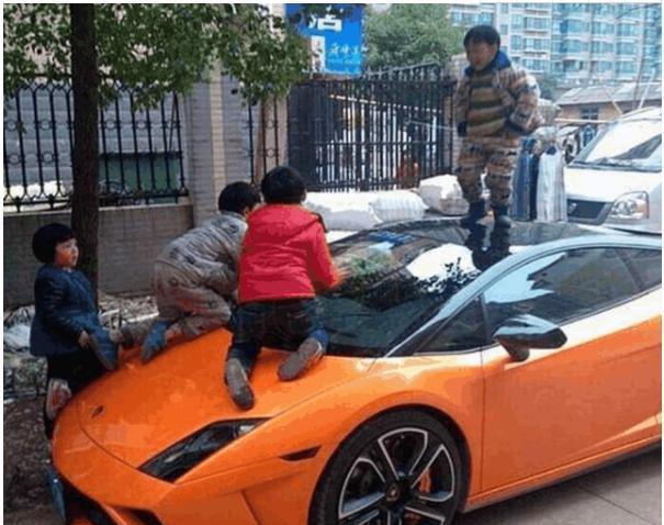 母婴参考 4个熊孩子刮花45辆车，家长拒赔，表示：“都是物业的错”