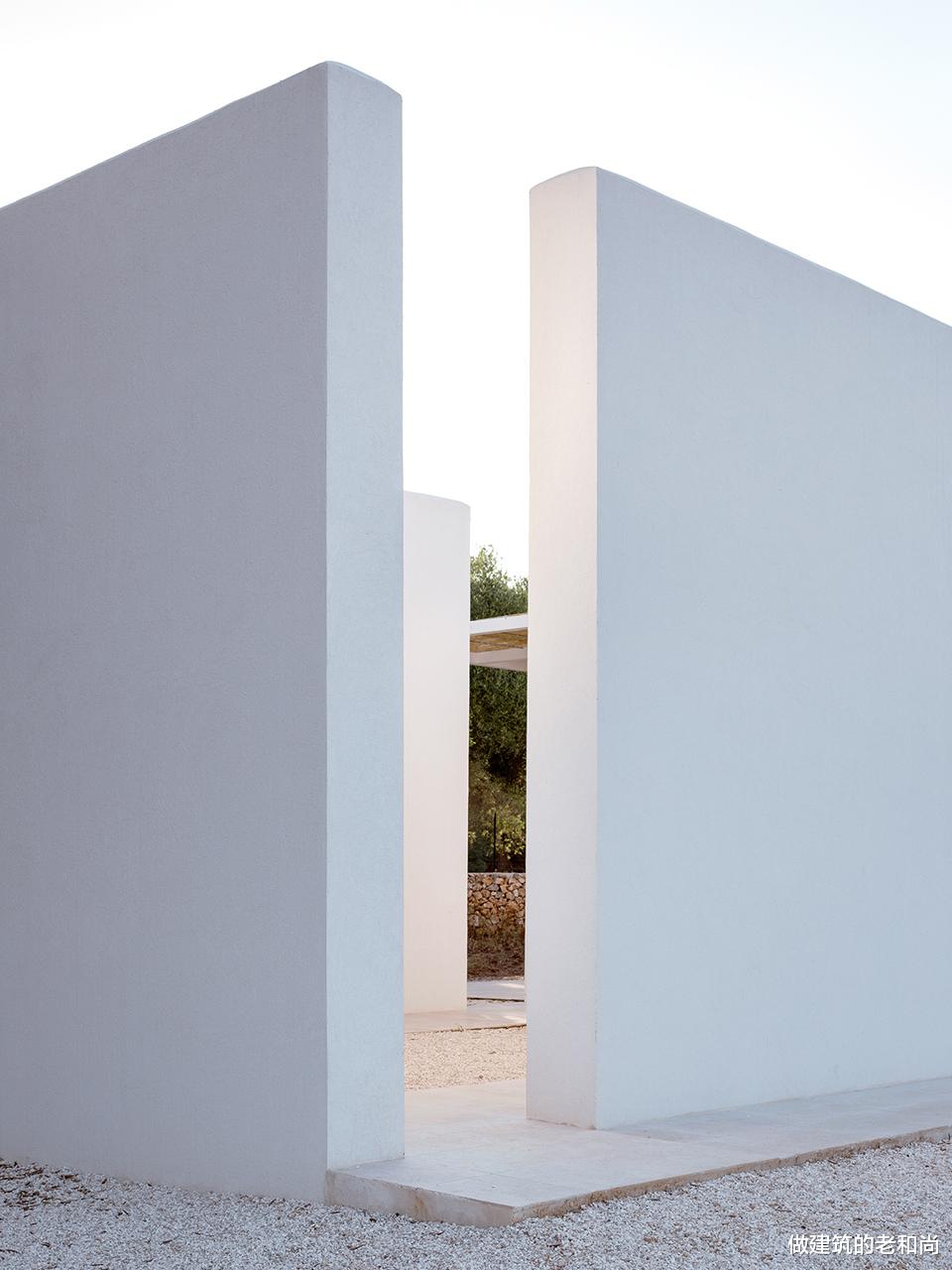 做建筑的老和尚 以百年橄榄树为中心的住宅：建筑体块为其旋转，室内外界限被模糊