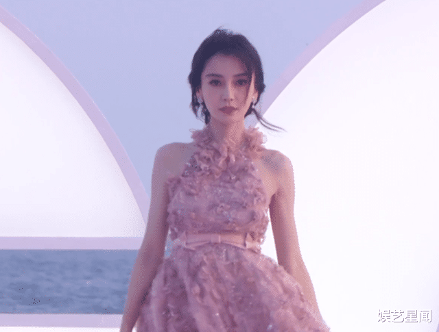 迪丽热巴|红毯盛宴！迪丽热巴大秀事业线，baby不甘落后，关晓彤肚子显大？