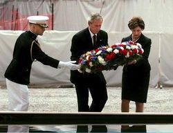 乔治·沃克·布什|1977年小布什到奥尼尔家中吃烧烤，对劳拉一见钟情，44年互相成就