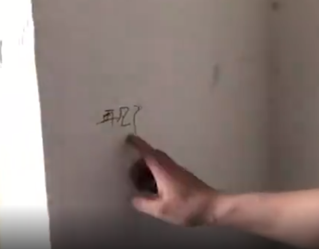 社评之家 小学生女孩从20楼跳下身亡，生前被质疑偷钱，在墙上写下再见了