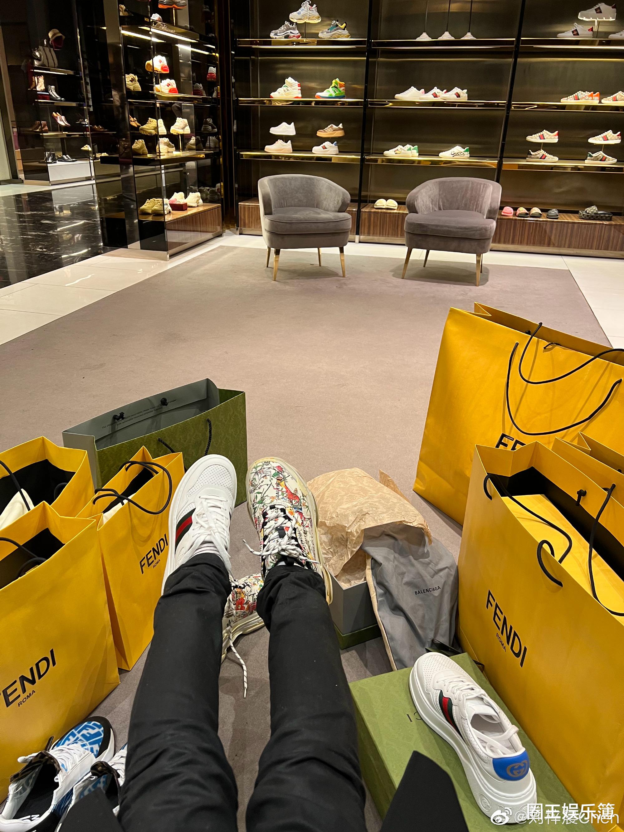 刘梓晨|逛名牌店买买买！“蛇精男”刘梓晨炫富被网友叫姐姐