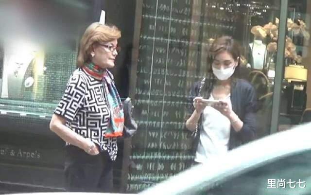 杨恭如|杨恭如罕见携妈妈逛街，妈妈满身大牌染金发像阔太，她朴素似助理