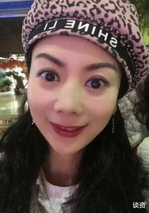 谭梅|朱军51岁妻子谭梅太显嫩，甜笑卖萌似少女，巴掌脸尖下巴不输网红