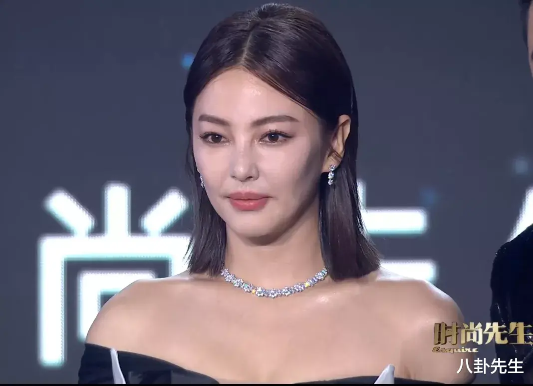 景甜|时尚先生盛典：张雨绮状态差，郭采洁发型翻车，龚俊王子异撞衫