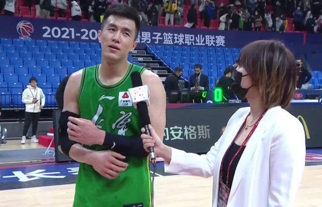 杨鸣|破案了，杨鸣到底骂了裁判啥让女球迷大笑不止？郭艾伦笑容太讽刺
