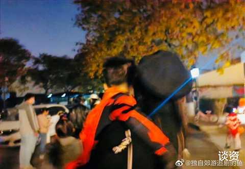 陈妍希|陈妍希带4岁儿子逛书店，小星星穿赛车服好可爱，身高已到妈妈腰部