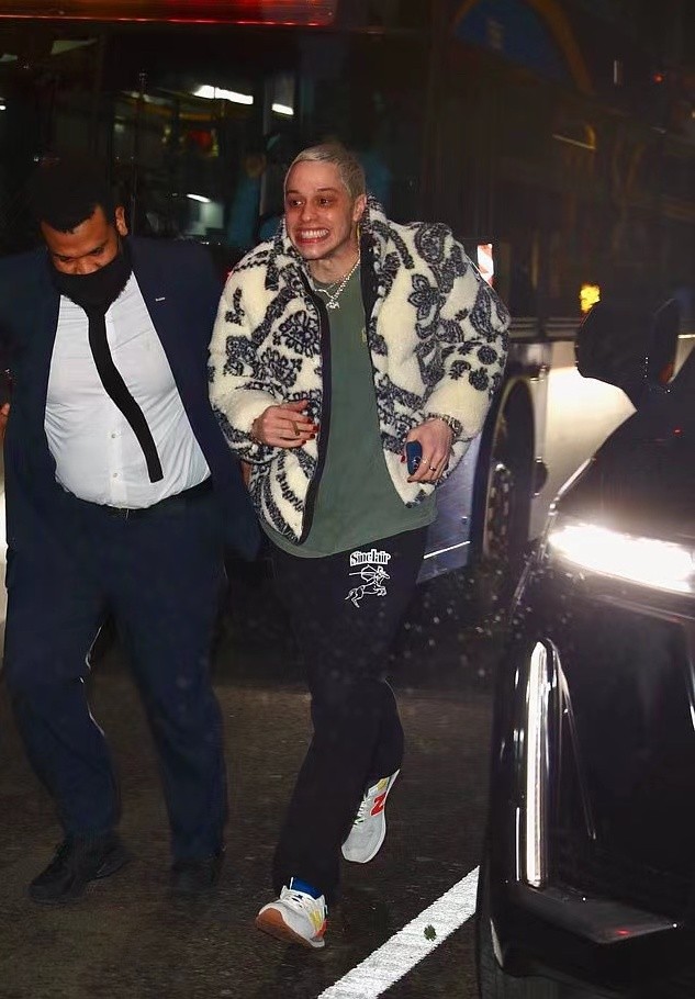 金·卡戴珊|金卡戴珊的小男友为她买珠宝！棒球衣配中裤很潮，眼圈乌青超萎靡