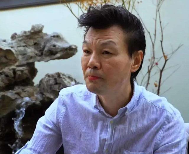 主持人|过气主持人的尴尬：蹭热度、跑商演、被网友嫌弃，看着好卑微