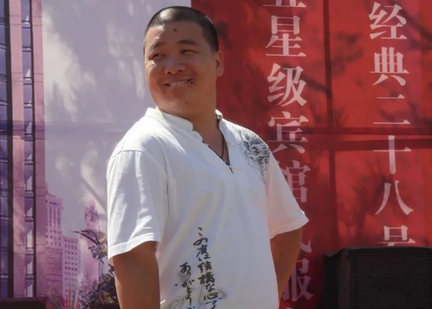 孙小宝|曾与赵本山齐名，如今却沦落到拜网红为师的地步