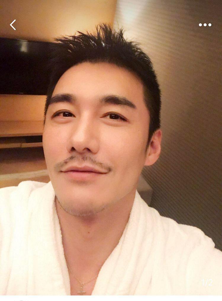 胡兵|“时尚教父”胡兵压轴走秀，身材壮硕魅力十足，亲自教学保养秘诀