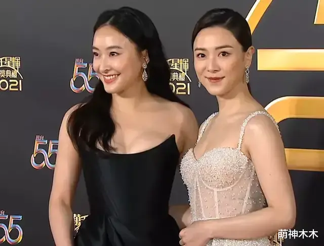 肖战|TVB颁奖礼红毯来了，陈自瑶公主裙大秀美背，钟嘉欣银色西装失策