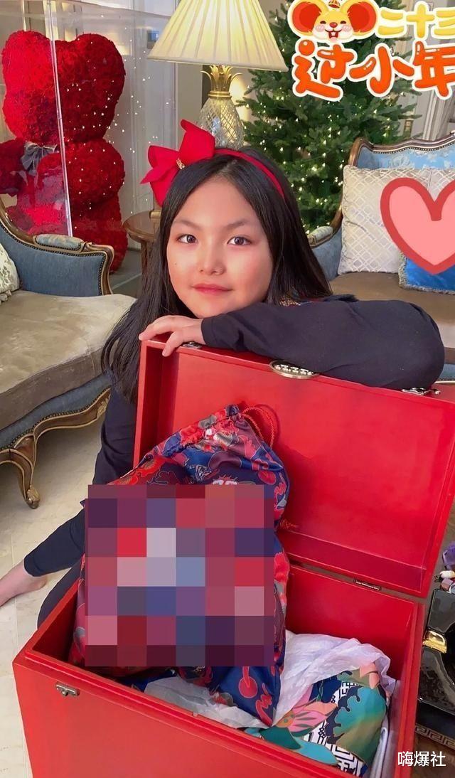 王诗龄|10岁王诗龄也开始带货了！架势像大牌明星，身后9万小熊太抢眼