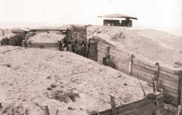 |二战中，当一支行军中的部队遭遇突袭时，士兵会不会现挖战壕？