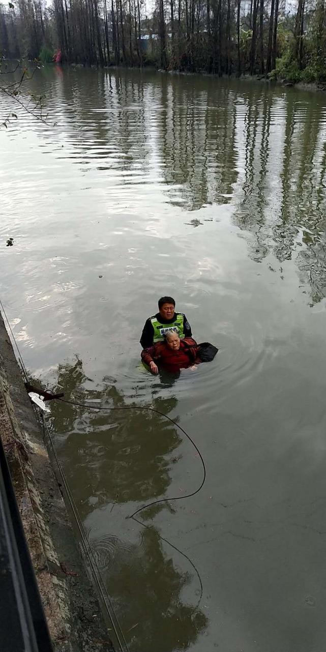 羊城派 多次勇救落水者！顺德协警郭伟权获颁“见义勇为”荣誉证书