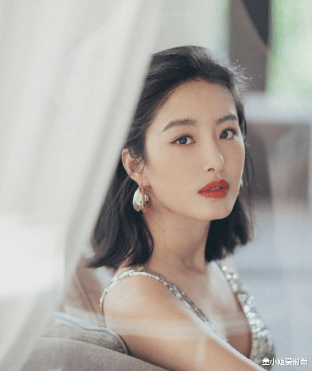 穿衣搭配|杨采钰的亮片连衣裙“火”了,搭配短发造型好吸睛,超迷人