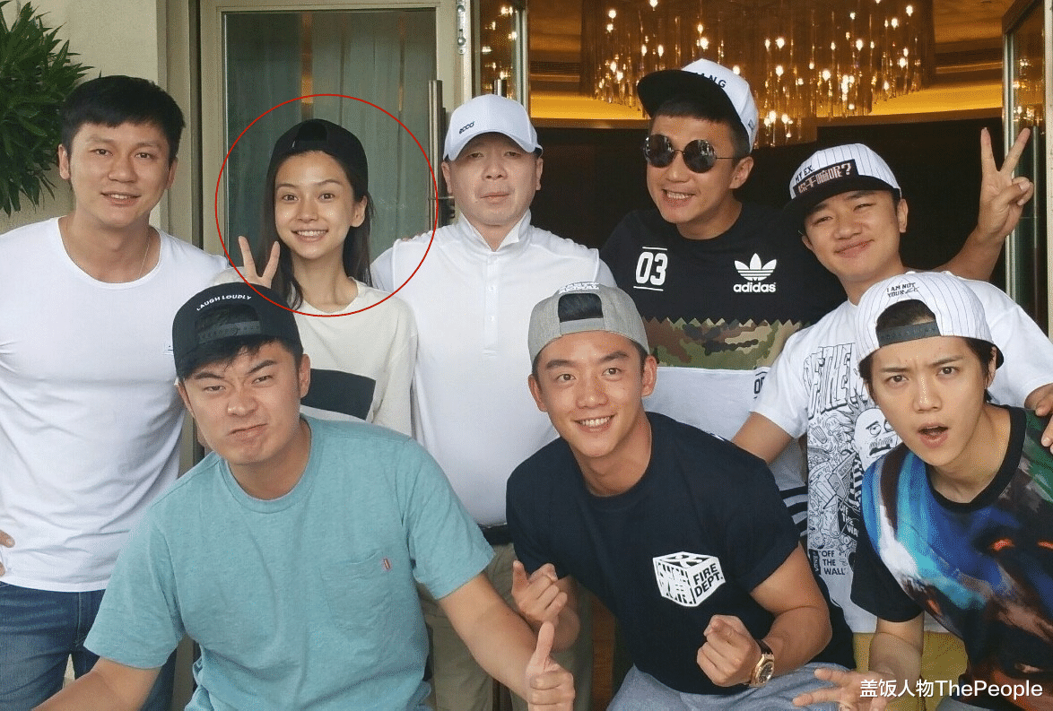 贾玲|明星所谓素颜暗藏多少“心机”？睫毛堪比苍蝇腿，脸和脖子有色差