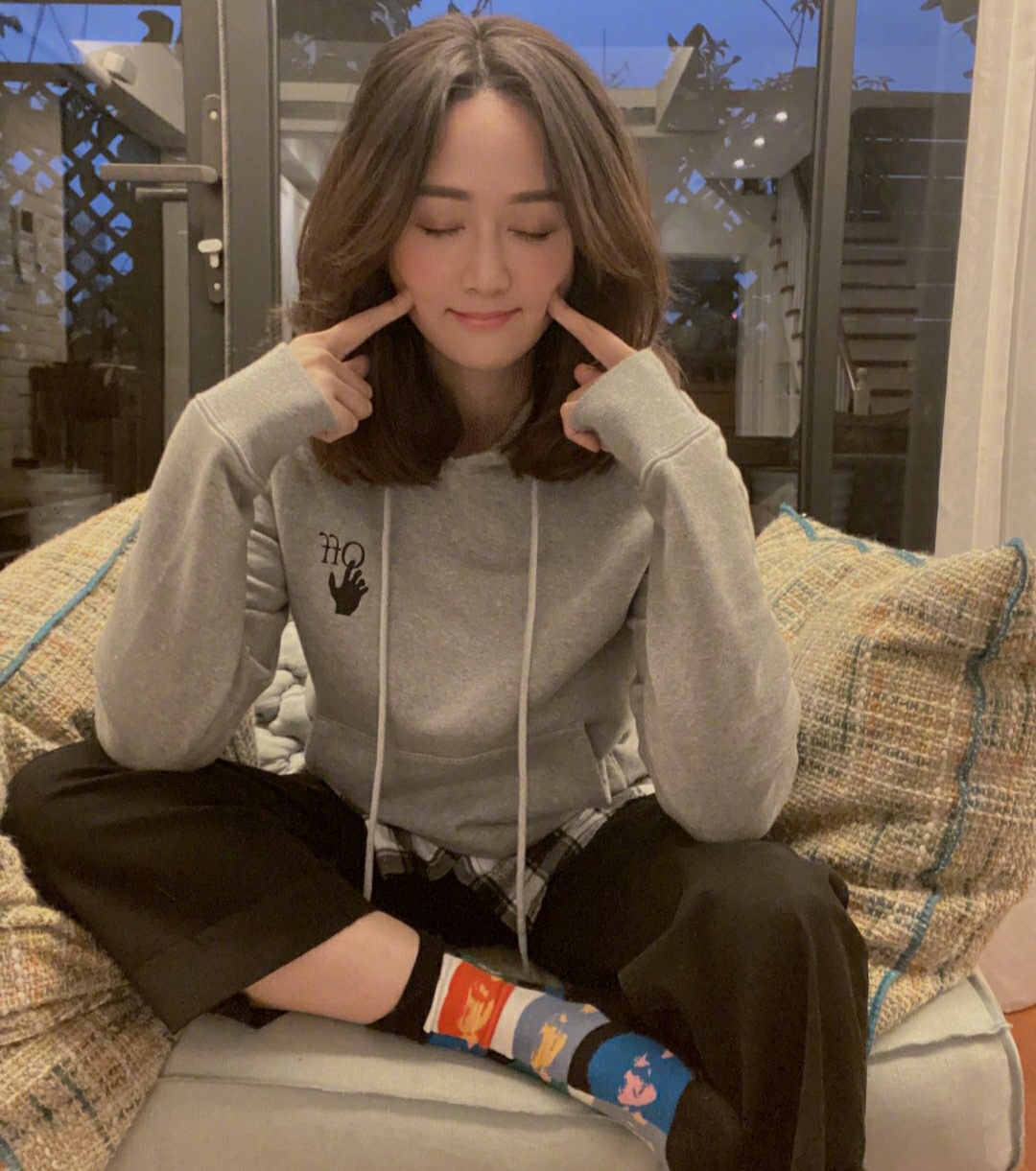 陈乔恩|陈乔恩跟男友艾伦打卡彩绘墙，两人学木头人走路，开心的样子超像小朋友