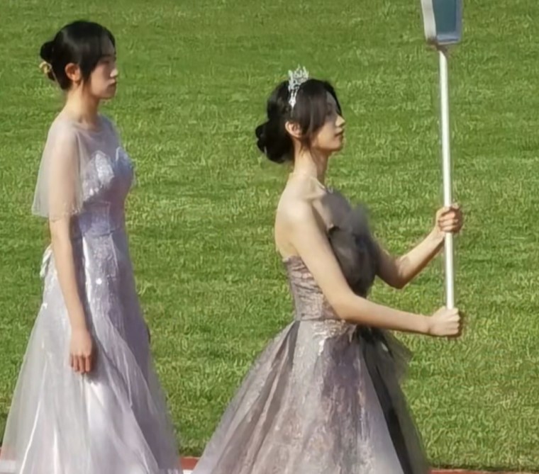 校花|一夜粉丝暴涨近50万，青岛大学举牌校花回应：我其实没那么好看