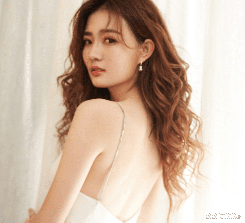 圣诞节|徐璐真的好宠粉，在网上发布了一条又唱又跳的起床视频，好可爱啊