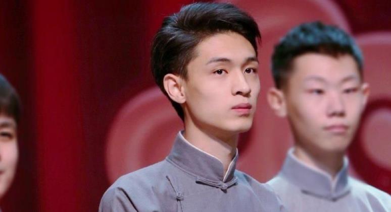 杜星霖|秦霄贤：央视点名表扬，迷恋高圆圆频上热搜！德云出身被质疑忘本