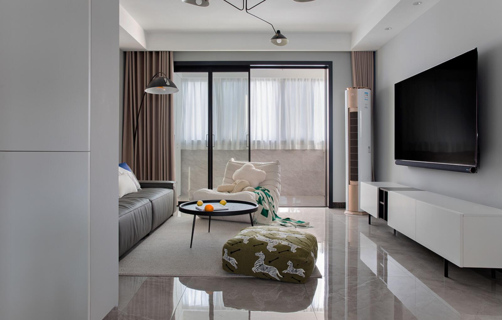 往往最实用的家,都不需要过多的改造,像她家,简单又耐看