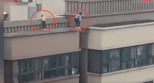 湖北咸宁,2小孩22楼天台间来回跳跃,看的网友腿都软了,太危险