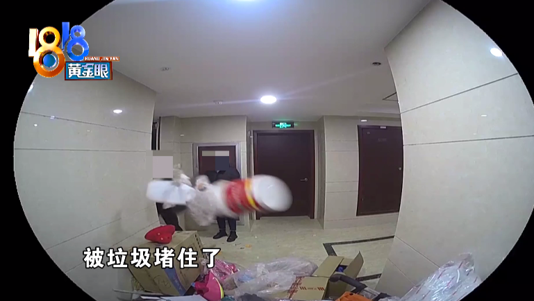 半岛晨报 朝邻居家门口扔垃圾，监控全部拍到