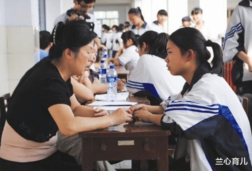 兰心育儿|卑微的父母：孩子进入青春期，我们成了孙子，说话要看孩子心情