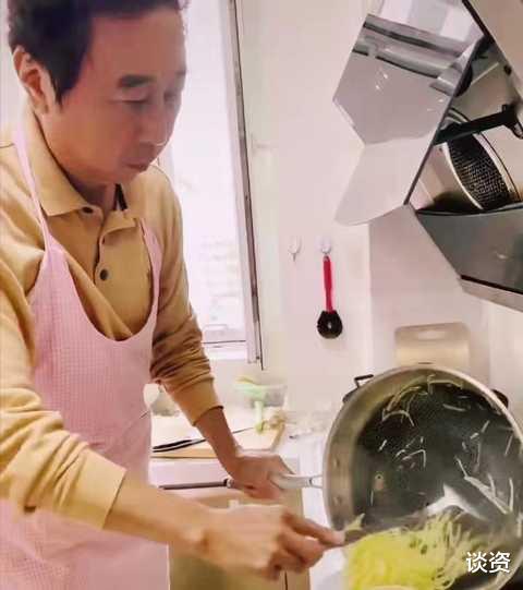 |冯巩回老家过节,屋内装修简朴,亲自下厨饭菜简单,被赞接地气