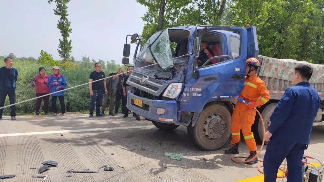 新报业传媒 不幸中的万幸!国道上货车追尾,被困司机自行走了出来!