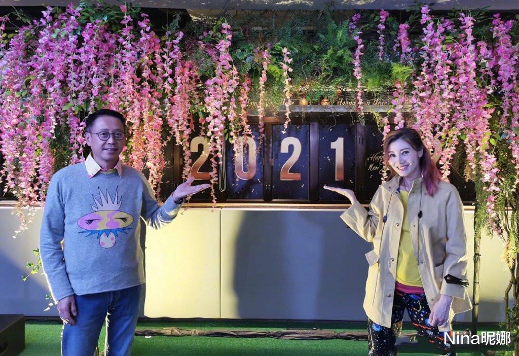 李嘉欣|李嘉欣真孝顺接妈妈为她庆生,51岁穿印花裙好漂亮,最美港姐不白叫