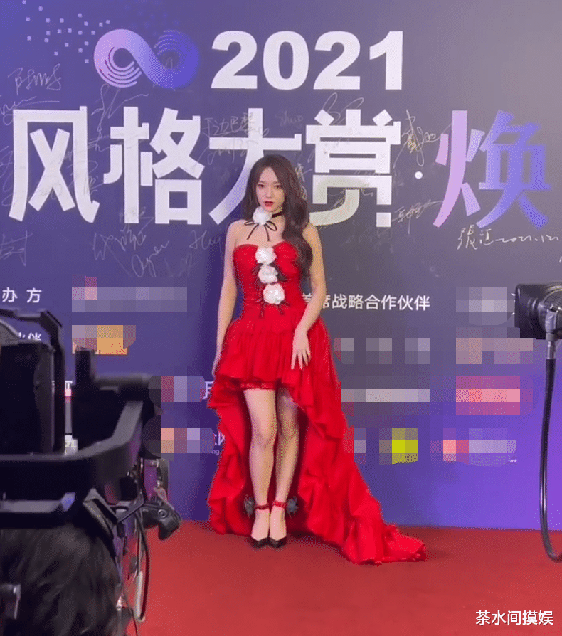 娄艺潇|明星红毯抢镜花招多：有人脱手套秀美甲，有人捧碗走红毯