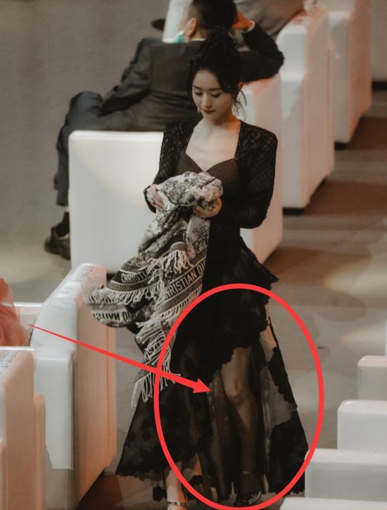 赵丽颖|赵丽颖去洗手间被抓拍，看到她没了围巾遮挡的腿，这才是当妈的样