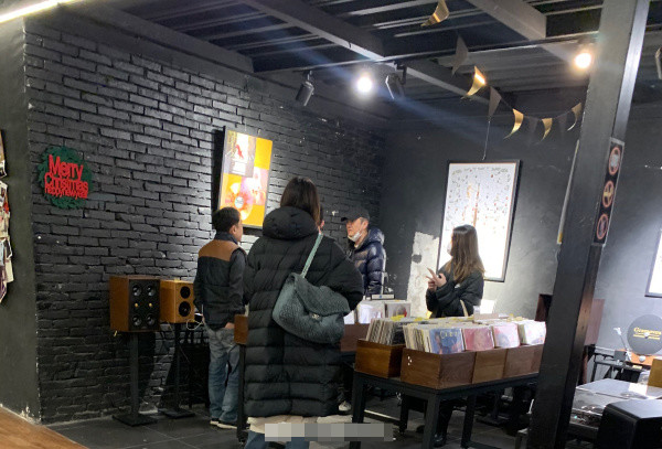 李亚鹏|李亚鹏携女友回家过年，合体拍情侣写真，小19岁海哈金喜气质高冷