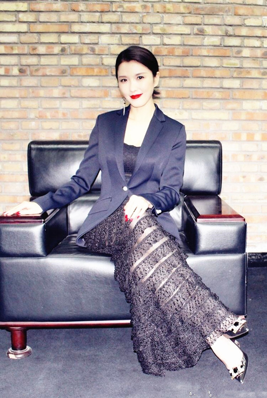 全球时尚号|气质女神徐洁儿,穿泡泡袖裙装藏不住美,唐嫣的颜值曾黎的身材