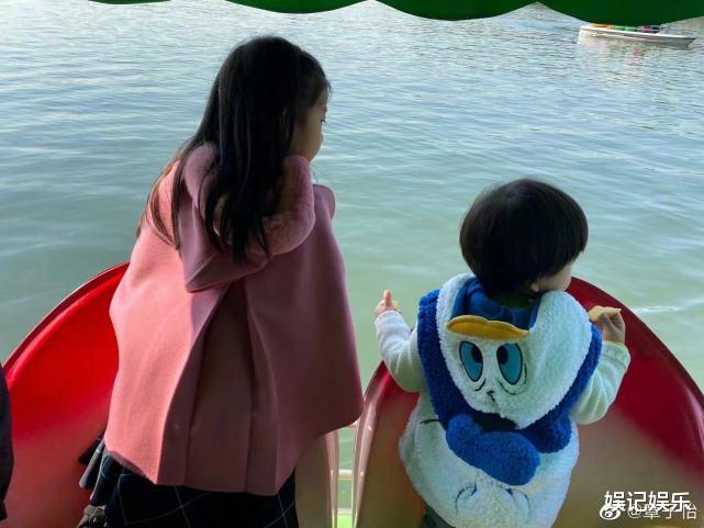 周杰伦|章子怡晒一家四口出游照，醒醒跟弟弟互动可爱，不见小苹果