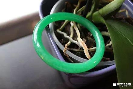 |翡翠实战行家教你怎么买翡翠手镯买得实惠又不会上当受骗！