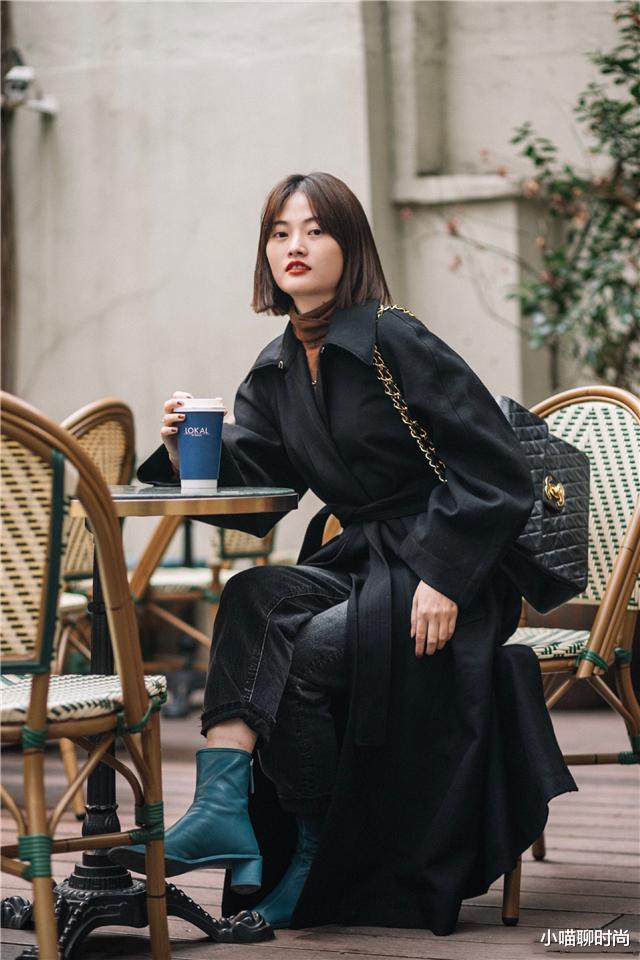 小喵聊时尚 会“打扮”的女人，穿大衣都离不开这3双靴，显瘦显高不说还时髦