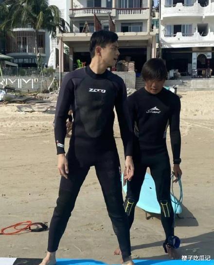 迪丽热巴|顶流男星李现邓伦王一博等齐聚三亚GQ盛典，迪丽热巴做核酸害怕到蹲下