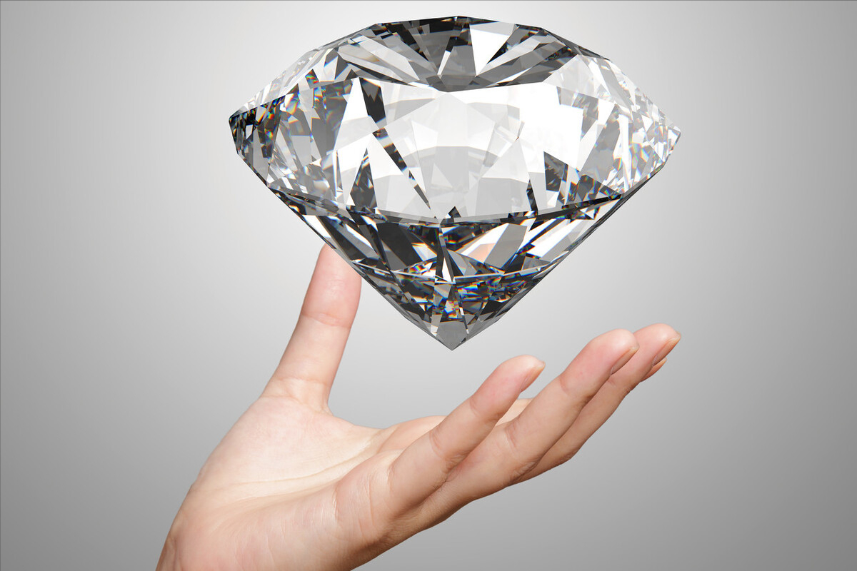 钻石 钻石到底有多硬？用铁锤能砸碎钻石吗？结果可能和想象的不太一样