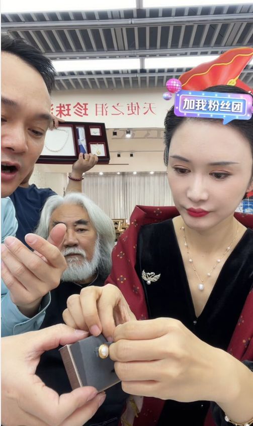 张纪中|杜星霖直播带货引热议？张纪中全程充当工具人，眼神疲惫快要睡着