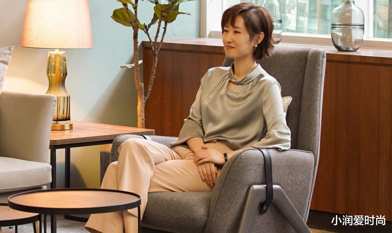 小润爱时尚|四五十岁妈妈如何摆脱“老年感”？学45岁刘敏涛的早秋穿搭，好绝